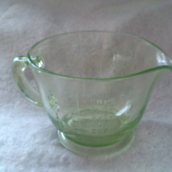 Vintage Green Uranium Depression Glass 2 Cup Measuring Mixing Bowl Pyrex Glows - Picture 3 of 7